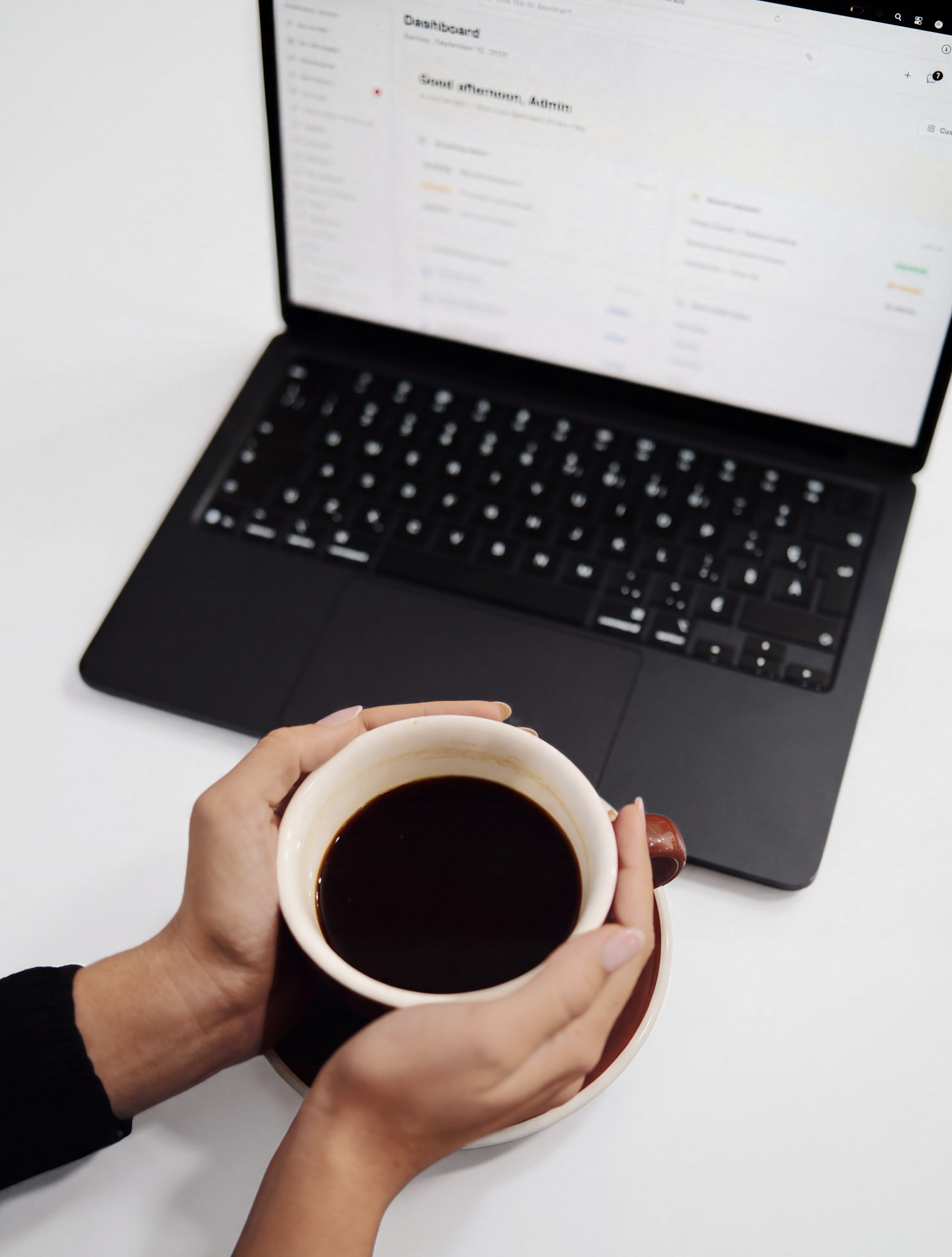 Mains autour d'une tasse de café devant le portail