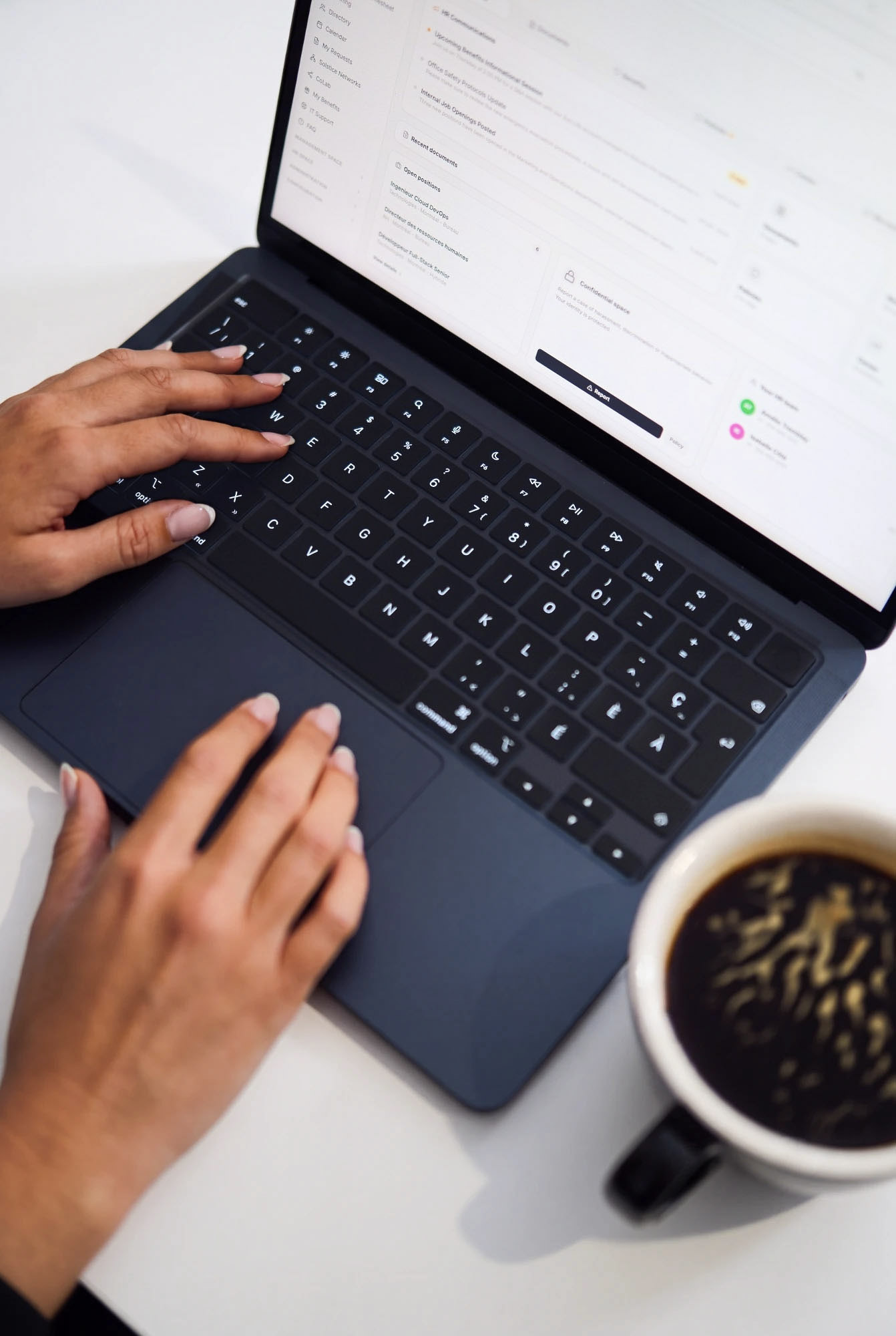 Le portail sur un ordinateur portable à côté d'un café